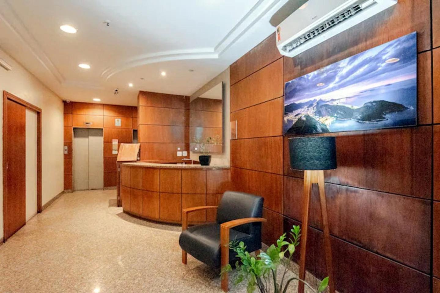 Apartamento Flat Em Copacabana Com Piscina, Garagem Inclusa E Portaria 24h A 4 Min Da